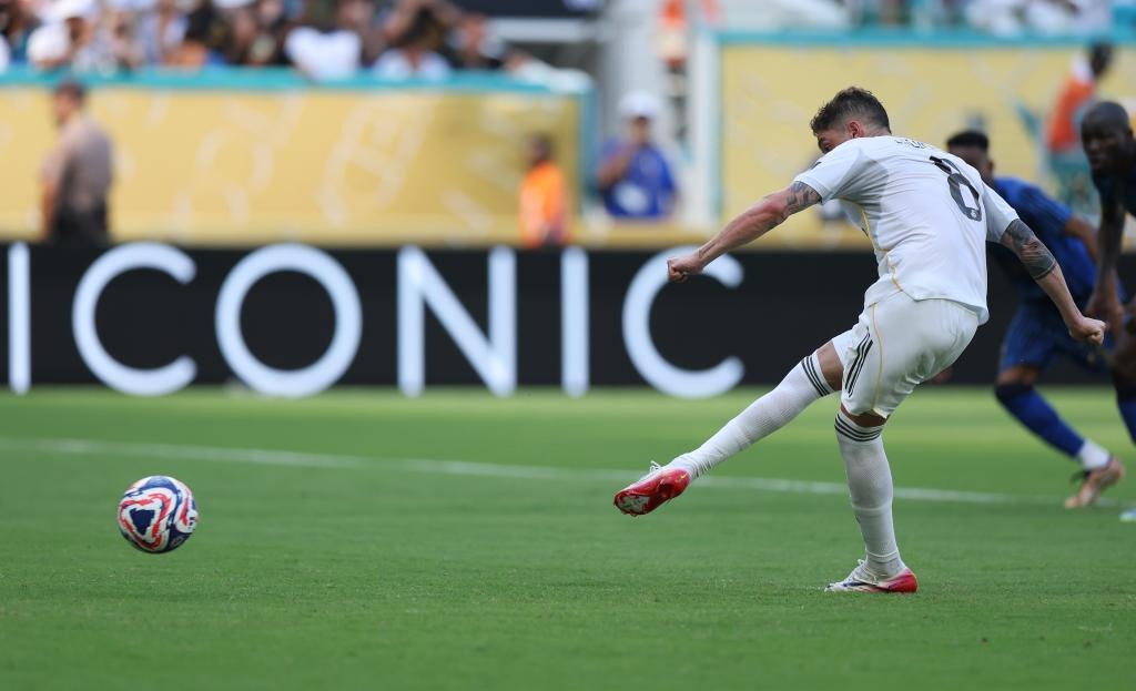 湖人官方发布：世界体操冠军能学会湖人啦啦队的舞蹈动作吗？